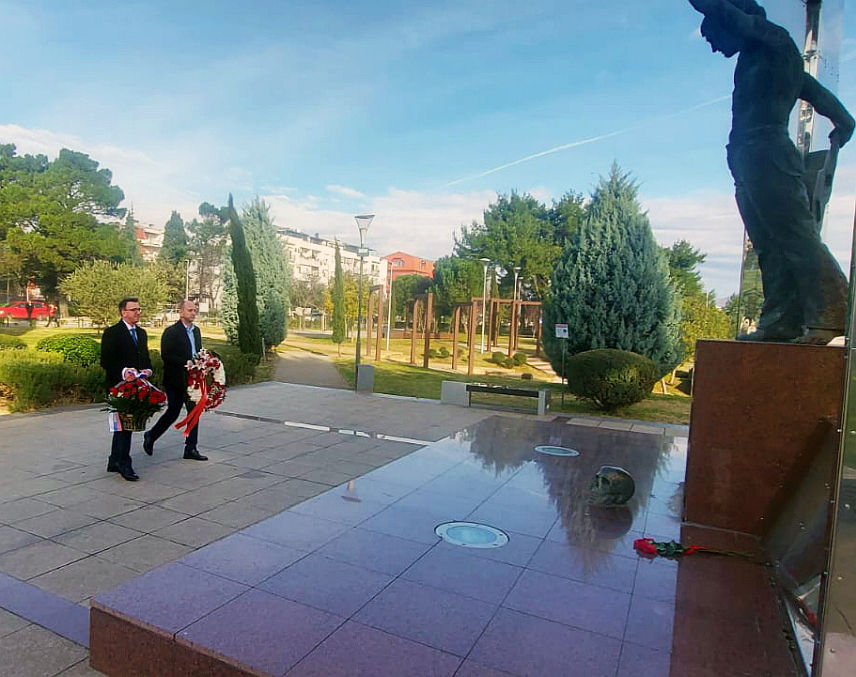 ПОДГОРИЦА, 25. ЈАНУАРА /СРНА/ - Предсједник Демократске народне партије /ДНП/ Милан Кнежевић и амбасадор Руске Федерације у Црној Гори Владислав Маслењиков положили су данас вијенце на спомен-обиљежје Владимиру Висоцком у Подгорици, великом руском пјеснику, који је рођен на данашњи дан 1938. године.
