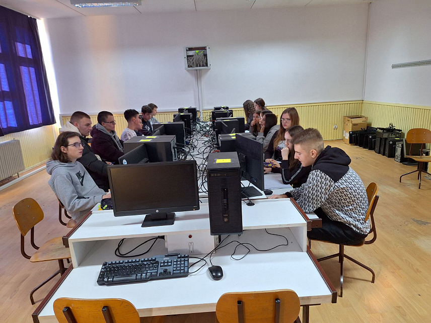 ШАМАЦ, 25. ЈАНУАРА /СРНА/ - Средња школа "Никола Tесла" у Шамцу опремила је два кабинета информатике са 28 рачунара захваљујући средствима од око 50.000 КМ која је добила у оквиру пројекта "Опремање васпитно-образовних установа у Републици Српској рачунарском опремом и софтвером" који реализује Министарство просвјете и културе Српске.