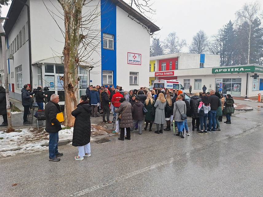 ИСТОЧНО САРАЈЕВО, 25. ЈАНУАРА /СРНА/ - Радници Дома здравља Источно Сарајево одржали су данас једночасовни штрајк упозорења како би указали на тешко финасијско стање и чињеницу да више од шест мјесеци немају здравствено осигурање.