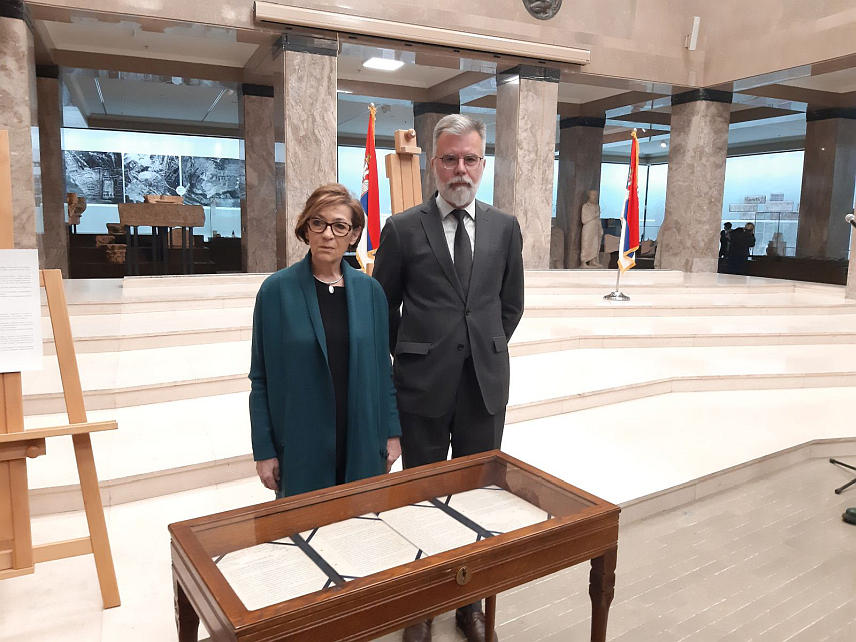 БЕОГРАД, 25. ЈАНУАРА /СРНА/ - Директор Музеја жртава геноцида Дејан Ристић и директор Народног музеја Србије Бојана Борић Брешковић у Народном музеју Србије гдје је изложен документ Хителрова Директива 25, до 18. фебруара поводом обиљежавања националног пранзика Дана државности Србије.