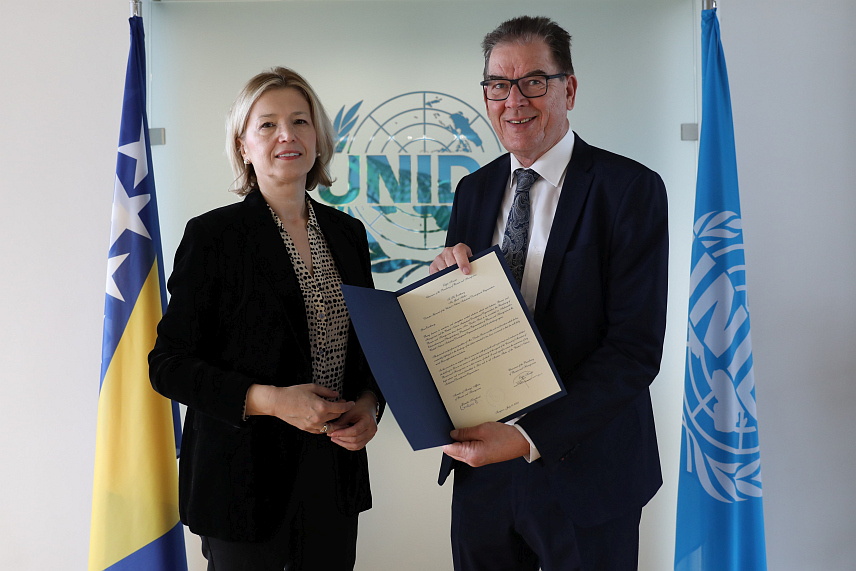 САРАЈЕВО, 25. ЈАНУАРА /СРНА/ - Стални представник БиХ при УН, ОЕБС-у и осталим међународним организацијама у Бечу амбасадор Данка Савић предала је акредитивна писма генералном директору Организације за индустријски развој УН /УНИДО/ Герду Милеру.