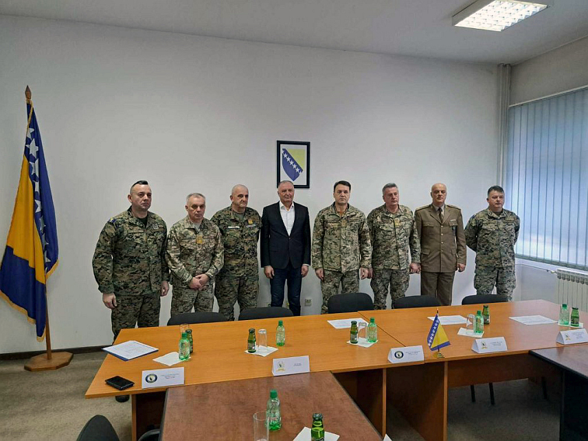 БАЊАЛУКА, 25. ЈАНУАРА /СРНА/ - Министар одбране у Савјету минстара Зукан Хелез присуствовао је данас свечаној примопредаји дужности команданта и замјеника команданта Команде за подршку Оружаних снага БиХ у касарни "Козара" у Бањалуци.