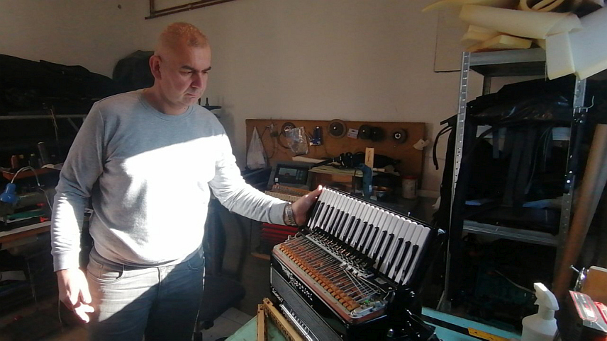 ДОБОЈ, 25. ЈАНУАРА /СРНА / - Миљен Симић, музичар и сервисер хармонике из Добоја.