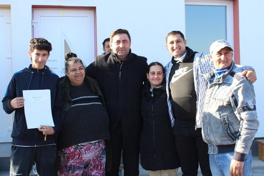 БИЈЕЉИНА, 25. ЈАНУАРА /СРНА/ - У оквиру реализације пројекта "Стамбено збрињавање Рома 2020-2021 у граду Бијељина", градоначелник Љубиша Петровић и министар за људска права и избјеглице у Савјету министара Севлид Хуртић предали су данас кључеве нових домова за шест ромских породица из Бијељине