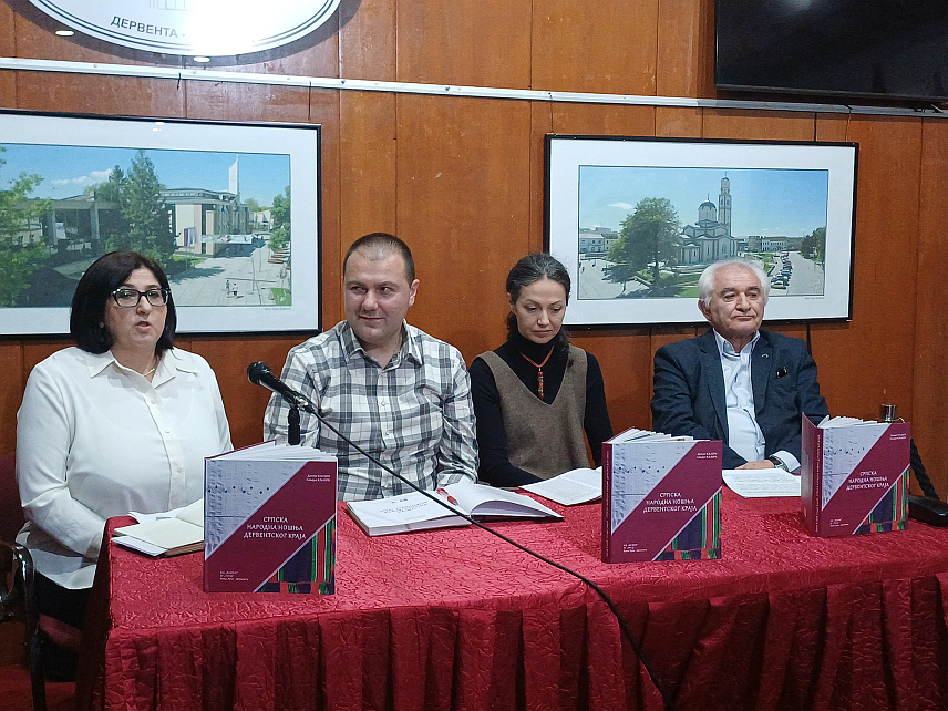 ДЕРВЕНТА, 25. ЈАНУАРА /СРНА/ - У Дервенти је вечерас промовисана књига "Српска народна ношња дервентског краја" аутора Дамира и Сандре Кљајић, у којој је најстарија фотографија из 1907. године, а потиче из Доњег Детлака.