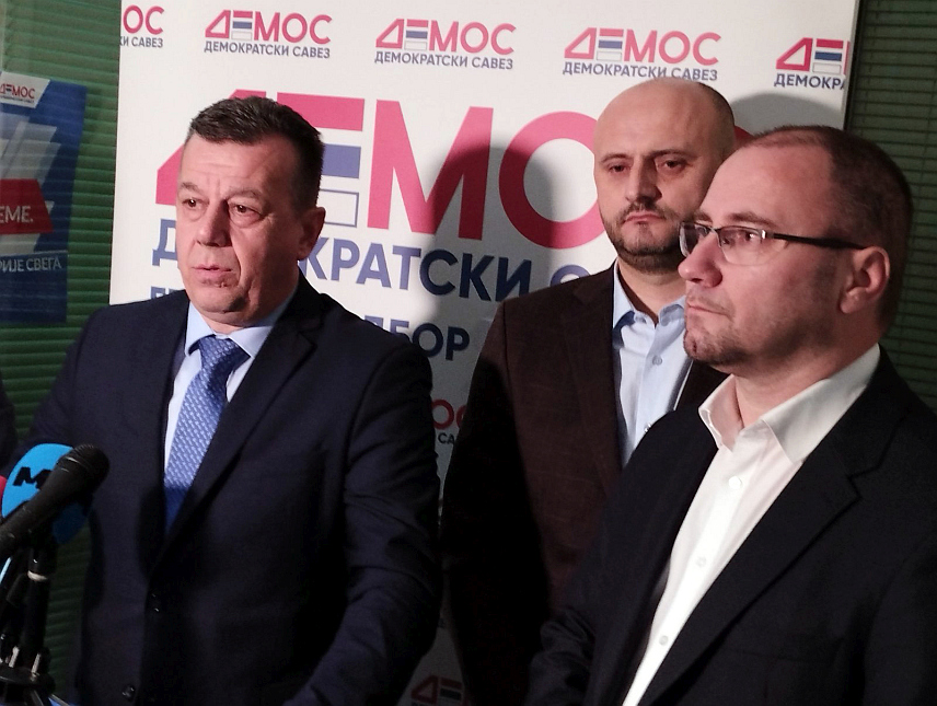 ТРН, 25. ЈАНУАРА /СРНА/ - Члан Предсједништва Демоса Милан Дакић, представник Демоса за изборну јединицу два Владимир Јанковић и генерални секретар Демоса Боран Босанчић.
