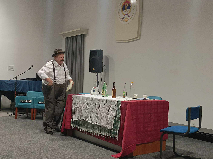 НОВИ ГРАД, 25. ЈАНУАРА /СРНА/ - У амфитеатру Културно- образовног центра у Новом Граду вечерас је премијерно изведена монодрама "Добро јутро ујаче Вукашине" ауторско дјело Срећка Марчете.