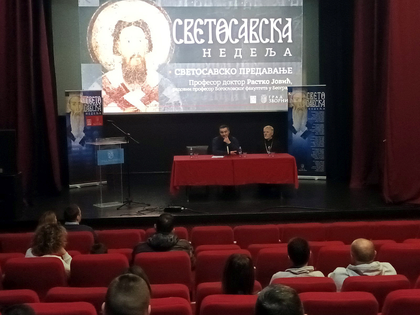 ЗВОРНИК, 25. ЈАНУАРА /СРНА/ - Професор београдског Богословског факултета Растко Јовић рекао је светосавској бесједи у Зворнику да је битно институционално улагати у образовање, јер без образованих и младих људи нема развоја.