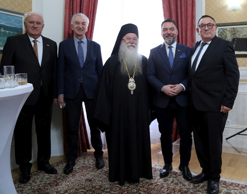 САРАЈЕВО, 26. ЈАНУАРА /СРНА/ - Његово високопреосвештенство митрополит дабробосански Хризостом на синоћњем пријему у палати Митрополије дабробосанске.	
