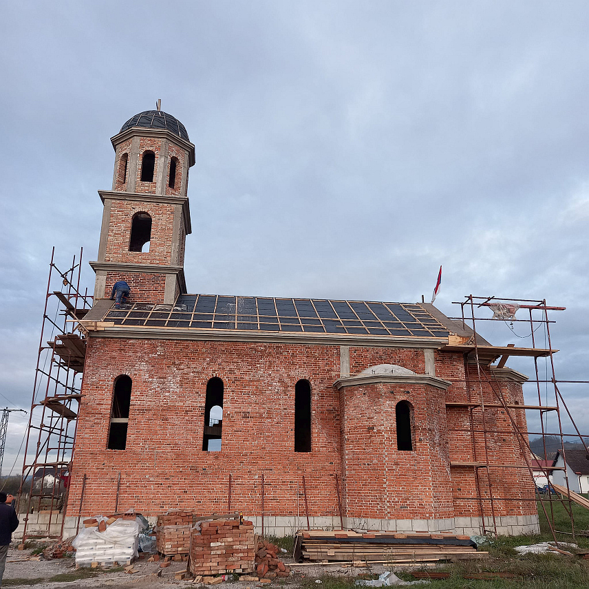 НОВИ ГРАД, 26. ЈАНУАРА /СРНА/ - Спомен-црква Успења Пресвете Богородице у Пољавницама за 348 српских бораца је закровљена.