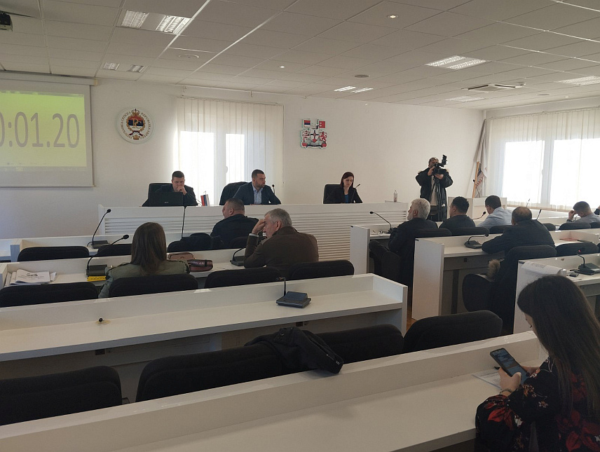 БИЛЕЋА, 26. ЈАНУАРА /СРНА/ - Скупштина општине Билећа додијелила је на данашњој свечаној сједници, поводом општинске славе Савиндана, повељу општине за прошлу годину заслужном појединцу - доктору Милошу Дуки за досадашњи професионални рад.