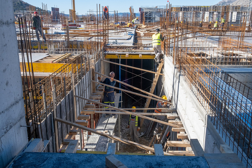 TРЕБИЊЕ, 26. ЈАНУАРА /СРНА/ - Динамика изградње нове болнице у Требињу је импресивна и завршени су груби грађевински радови на објекту поликлинике.