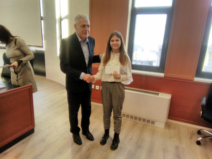 БРАТУНАЦ, 26. ЈАНУАР /СРНА/ - Начелник општине Братунац Лазар Продановић приредио свечани пријем за 24-оро ученика основних школа и Средњошколског центра и уручио им награде.