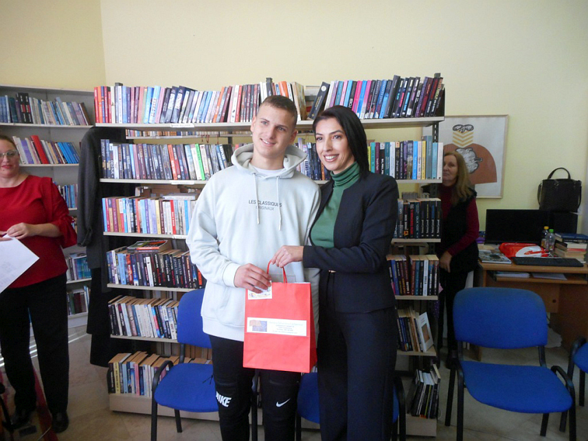 СРЕБРЕНИЦА, 26. ЈАНУАРА /СРНА/ - Народна библиотека у Сребреници данас је уручила захвалнице и награде најактивнијим члановима, међу којима је Катарина Танасијевић са 145 прочитаних књига и сликовница у 2023. години на Дјечијем одјељењу.