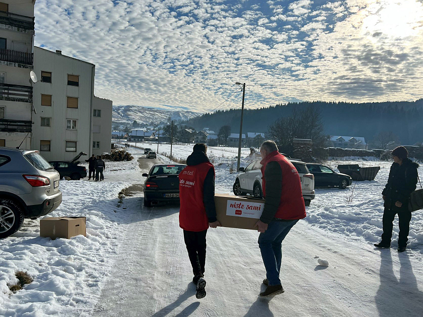 БАЊАЛУКА, 26.ЈАНУАРА /СРНА/ - Представници компаније "М:тел" посјетили су општине Гламоч и Босанско Грахово и повратничком становништву ових крајева уручили додатне пакете помоћи у виду хране, дрва за огрев, хигијенских производа и пакетића за дјецу.