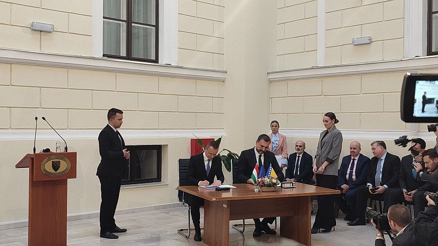 САРАЈЕВО, 26. ЈАНУАРА /СРНА/ - Министар иностраних послова у Савјету министара Елмедин Конаковић и министар спољних послова и трговине Мађарске Петер Сијарто потписали су данас Акциони план о приоритетној подршци на путу ка ЕУ.