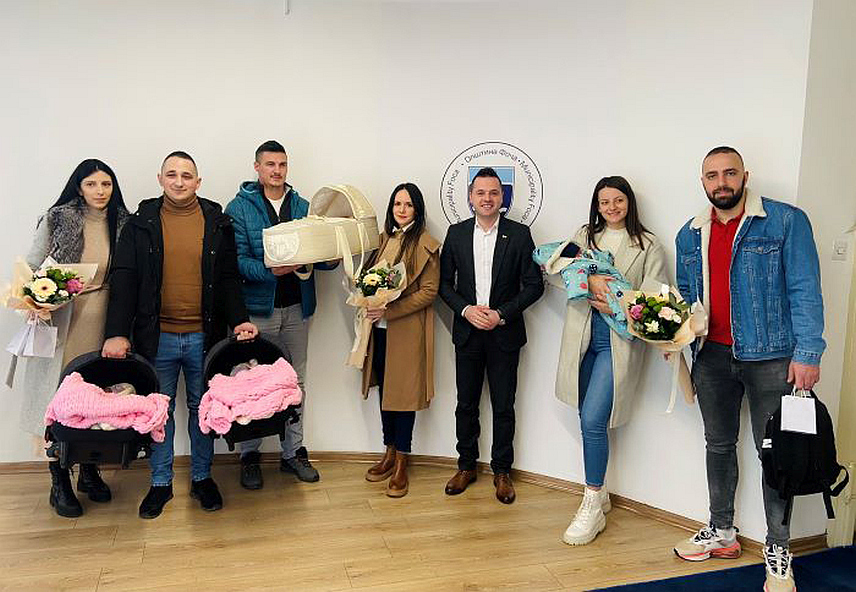 ФОЧА, 26. ЈАНУАРА /СРНА/ - Четири прворођене бебе у породилишту Универзитетске болнице Фоча у овој години дариване су данас златницима од начелника општине Фоче Милана Вукадиновића.