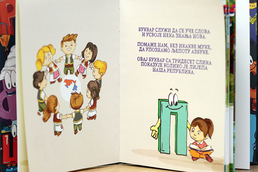 БАЊАЛУКА, 26. ЈАНУАРА /СРНА/ - Предсједник Републике Српске Милорад Додик поклонио је књигу "Моја Српска од А до Ш" свим ученицима другог разреда основних школа у Републици Српској поводом школске славе Светог Саве, коју ће њих око 10.000 добити до краја наредне седмице. /фото - Борислав Здриња/