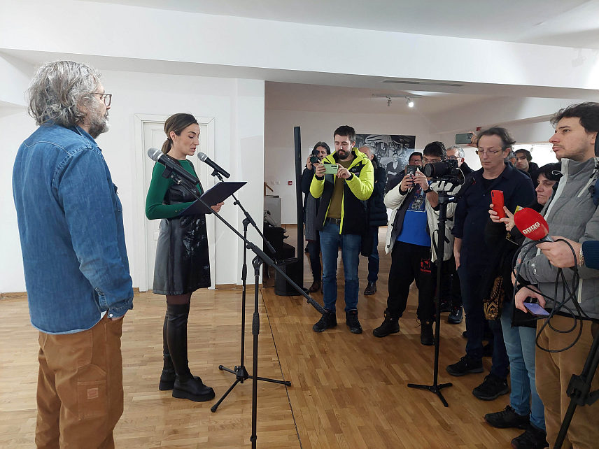 ВИШЕГРАД, 26. ЈАНУАРА /СРНА/ - Директор Андрићевог института Емир Кустурица отворио је данас је у Андрићграду ретроспективну изложбу академског сликара Ратка Лалића "Годишња доба - записи на површини земље".