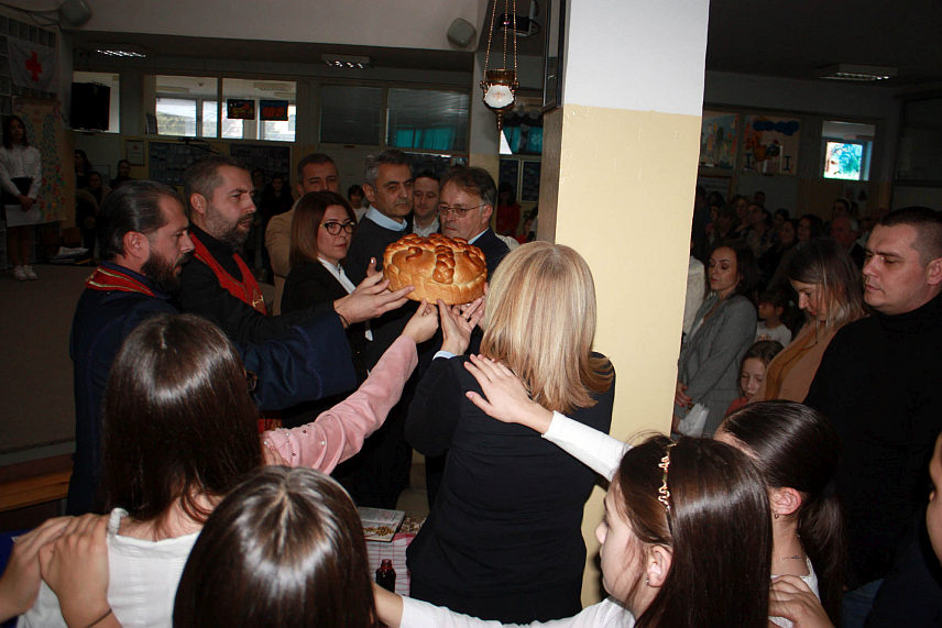 МОДРИЧА, 26. ЈАНУАРА /СРНА/ - Централне школе "Свети Сава" и "Сутјеска" са подручним школама и Средњошколски центар "Јован Цвијић" у Модричи данас су освештањем и ломљењем славског колача, уз пригодан програм, обиљежили школску славу Светог Саву.