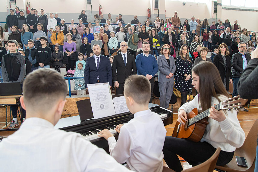 ПРЊАВОР, 26. ЈАНУАРА /СРНА/ - У основним и средњим школама на подручју Прњавора данас је богатим културно-умјетничким програмима који су припремили ученици и наставно особље обиљежена школска слава Свети Сава.Свечано је данас било и у Центру средњих школа "Иво Андрић", Основним школама "Никола Тесла" и "Бранко Ћопић".