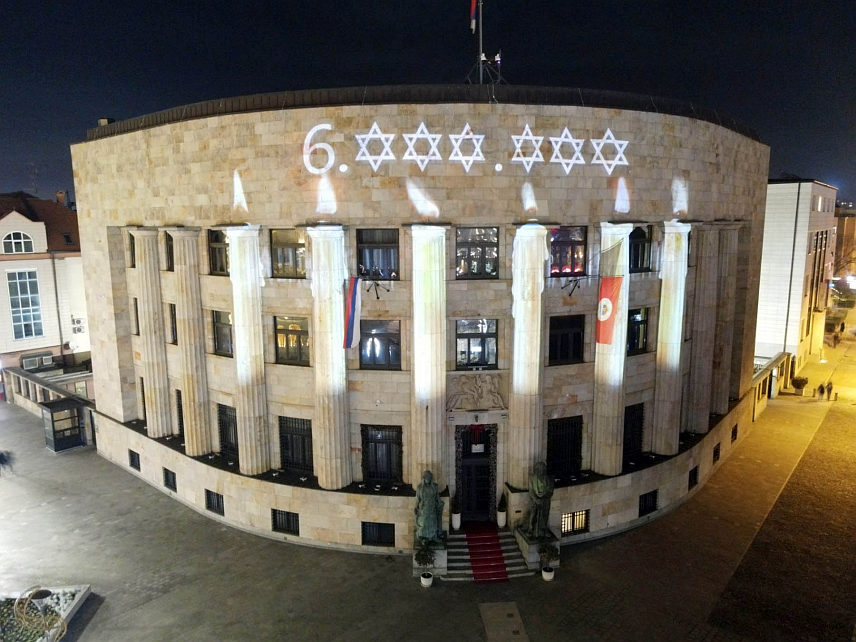 БАЊАЛУКА, 26. ЈАНУАРА /СРНА/ - На Палати Републике у Бањалуци вечерас је поводом Међународног дана сјећања на жртве Холокауста приказан број који симболизује 6.000.000 Јевреја који су страдали у Холокаусту. /фото - Борислав Здриња/