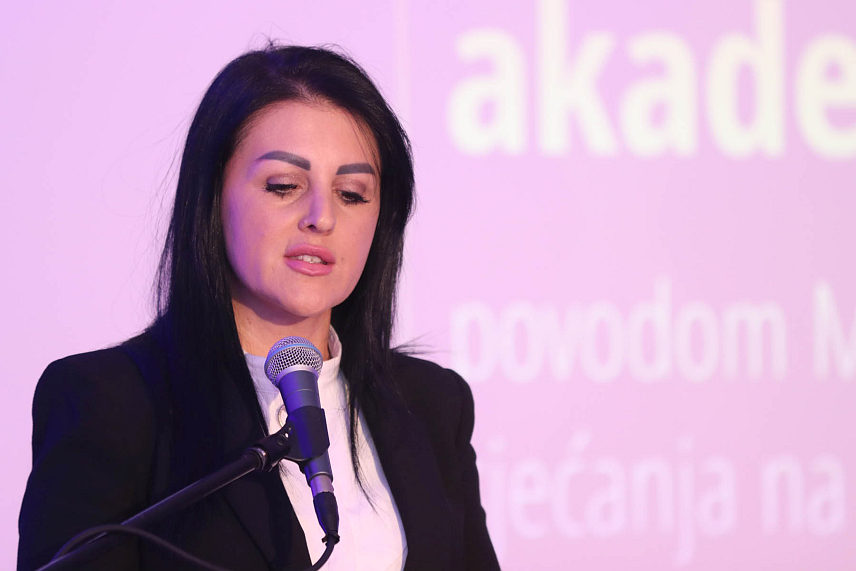 БАЊАЛУКА, 26. ЈАНУАРА /СРНА/ - Холокауст је најмрачнија мрља на лицу Европе и уз сјећање на тај страшни период потребно је осујетити сваки покушај стварања мржње, нетолеранције и дискриминације, истакла је вечерас у Бањалуци изасланик предсједника Републике Српске Соња Давидовић./фото - Борислав Здриња/