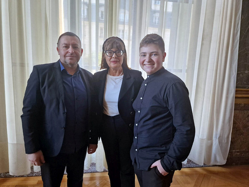 БИЈЕЉИНА, 26. ЈАНУАРА /СРНА/ - Професор Славиша Перић, министар културе Србије Маја Гојковић и Ђорђе Перић.