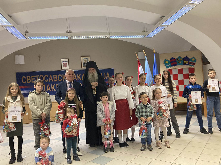 ПАКРАЦ, 26. ЈАНУАРА /СРНА/ - Српској дјеци у западној Славонији вечерас је на Светосавској академији у Пакрацу подијељено 150 пакетића које су обезбиједили њихови вршњаци из Републике Српске. Пакетиће је подијелио предсједник бањалучког Одбора за помоћ Косову и Метохији Милорад Арлов, а обезијеђени су у оквиру хуманитарне акције овог одбора.