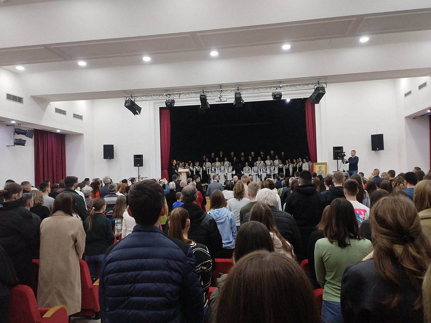 БИЈЕЉИНА, 26. ЈАНУАРА /СРНА/ - Одржана Светосавска академија коју је организовала Гимназија "Филип Вишњић", Црквени хор "Свети Ђорђе" и Црквена општина Бијељина