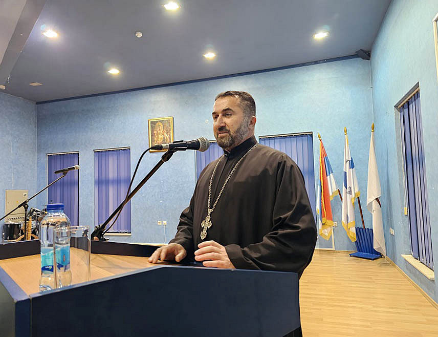 УГЉЕВИК, 26. ЈАНУАРА /СРНА/ - Благослов Светог Саве присутан је гдје год Срби живе, рекао је вечерас протојереј-ставрофор Драган Томић у бесједи на Светосавској академији у Угљевику.