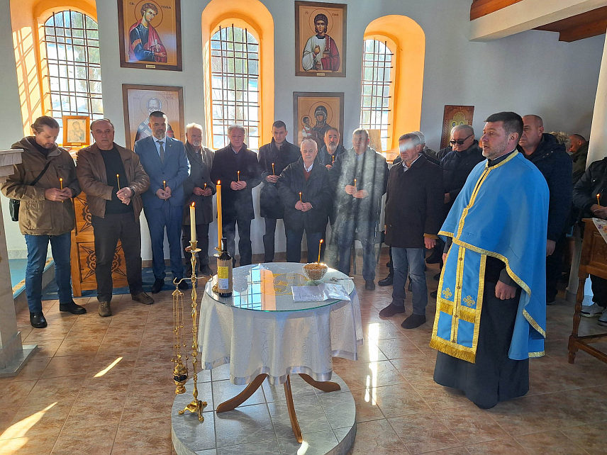 САРАЈЕВО, 27. ЈАНУАРА /СРНА/ - У Цркви Светих апостола Петра и Павла у Осенику у сарајевском насељу Пазарић данас је служен парастос за 24 мучена и убијена српска заточеника у злогласном логору "Силос" у Тарчину.