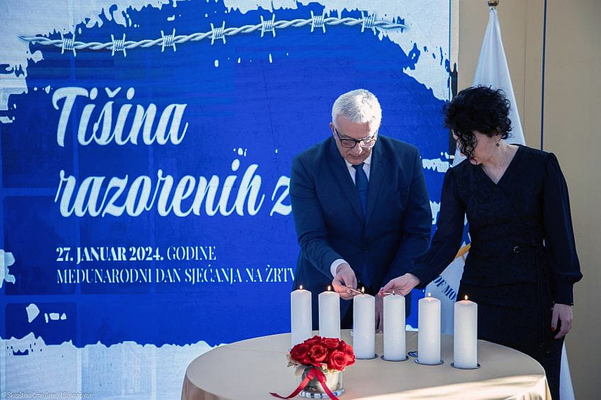 ПОДГОРИЦА, 27. ЈАНУАРА /СРНА/ - Предсједник парламента Црне Горе Андрија Мандић и предсједница Јеврејске заједнице у Црној Гори Нина Офнер Бокан су, поводом Међународног дана сјећања на жртве Холокауста, симболично запалили шест свијећа у знак сјећања на шест милиона Јевреја страдалих у концентрационим логорима нацистичке Њемачке.