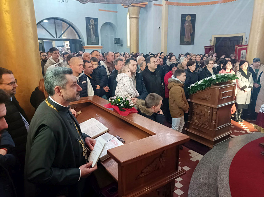 КОТОР ВАРОШ, 27. ЈАНУАРА /СРНА/ – Српска православна црквена општина Котор Варош прославила је крсну славу Светог Саву у Храму Рођења Пресвете Богородице, гдје су се вјерници поклонили утемељивачу српске цркве, државе и школства.