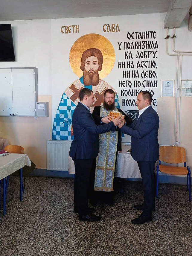 ЗВОРНИК, 27. ЈАНУАРА /СРНА/ - Основне и средње школе на подручју града Зворника данас су свечано прославиле школску славу Светог Саву, а тим поводом прирђени су пригодни програми.