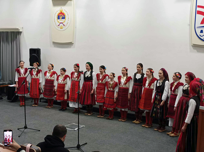 НОВИ ГРАД, 27. ЈАНУАРА /СРНА/ - У амфитеатру Културно-образовног центра у Новом Граду вечерас је одржан Светосавски концерт изворне и етно-пјесме.