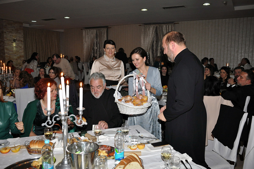 ПРИЈЕДОР, 28. ЈАНУАРА /СРНА/ - На Светосавском хуманитарном балу у Приједору прикупљен је рекордан износ средстава, која су намијењена за наставак лијечења ученика другог разреда Електротехничке школе у том граду Срђана Драгића и набавку посебног возила како би могао редовно да похађатнаставу.