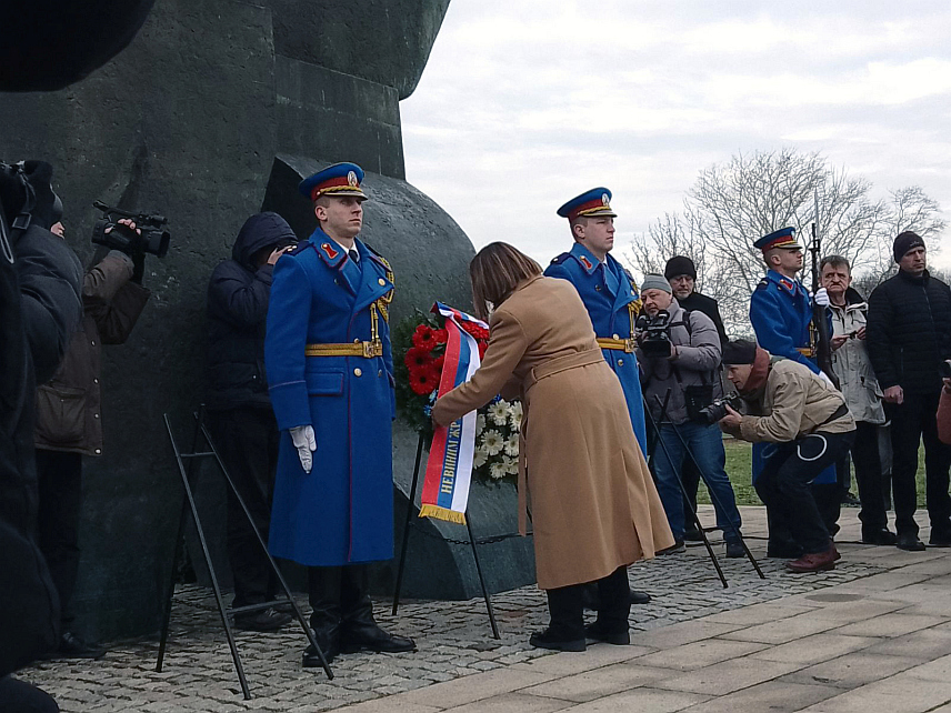 БЕОГРАД, 28. ЈАНУАРА /СРНА/ - Међународни дан сјећања на жртве Холокауста обиљежен је у Србији државном церемонијом код Споменика жртвама геноцида у Другом свјетском рату, у оквиру комплекса некадашњег концентрационог логора на Старом сајмишту у Београду.