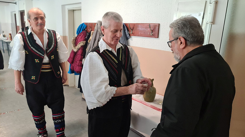 ДОБОЈ, 28. ЈАНУАРА /СРНА/ - Чланови Завичајног клуба "Извор" из Добоја, који окупља Србе некадашње становнике сарајевско-зеничке регије, прославили су у Добоју крсну славу Светог Саву, уз традиционалну светосавску забаву, којом од заборава чувају културу и обичаје завичаја.