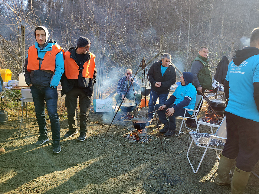 ГРАДИШКА, 28. ЈАНУАРА /СРНА/ - Туристичко-гастрономска манифестација "Зима у Подградцима" одржана је данас трећи пут у Горњим Подградцима код Градишке, уз учешће бројних излагача домаћих сланих и слатких јела и 30 екипа које су се такмичиле у спремању ловачког и рибљег котлића.