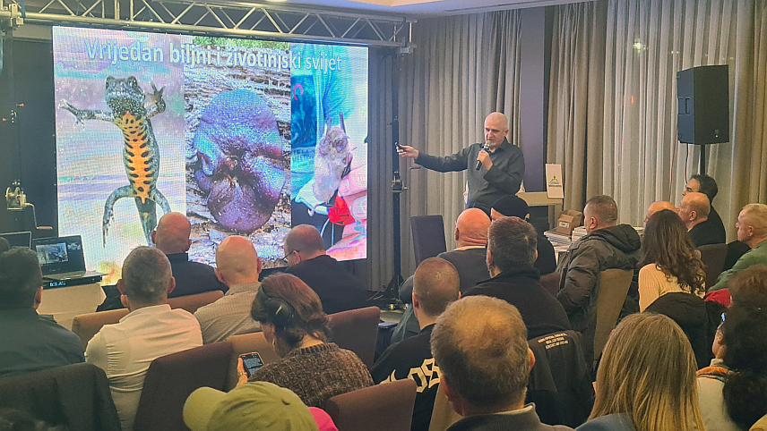 ДОБОЈ, 28. ЈАНУАРА /СРНА/ - У Добоју је премијерно приказан промотивно-документарни филм "Битка за Озрен-Битка за живот" о планини Озрен и заштићеном станишту Гостиљ и одржана јавна трибина о значају очувања и заштите биодиверзитета на том подручју.