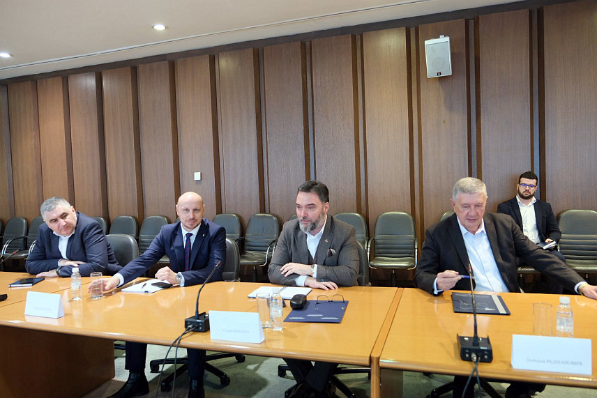 САРАЈЕВО, 29. ЈАНУАРА /СРНА/ - Састанак о измјенама Устава БиХ којем присуствују, у име СНСД-а потпредсједник странке Небојша Радмановић и члан Главног одбора Сташа Кошарац, затим Милан Петковић из Уједињене Српске, Чедомир Стојановић из ДЕМОС-а, у име Народа и правде Елмедин Конаковић и Денис Звиздић, Дарјана Филиповић и Славко Матић из ХДЗ-а БиХ, Саша Магазиновић из СДП-а БиХ.