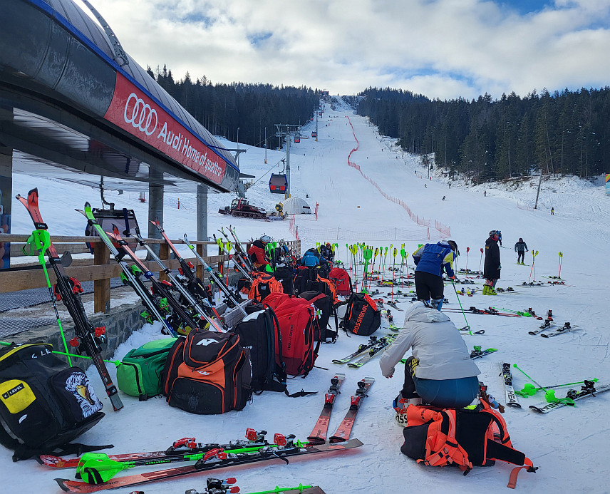 ПАЛЕ, 29. ЈАНУАРА /СРНА/ - На стазама Ски-центра "Равна планина" на Палама данас је почело четвородневно ФИС такмичење за мушкарце и жене, на којем се такмичи око 100 скијаша из 20 земаља.