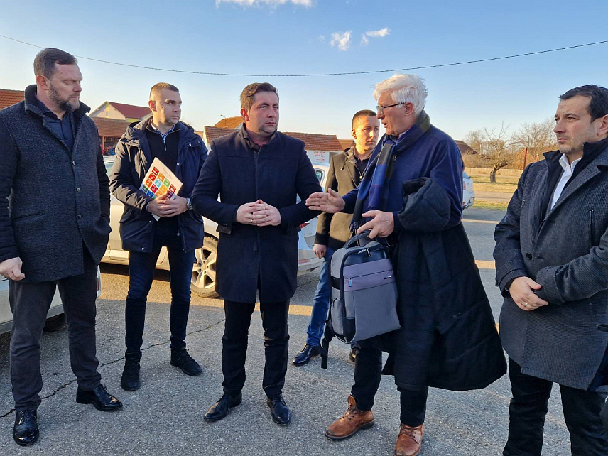 БИЈЕЉИНА, 29. ЈАНУАРА /СРНА/ - У бијељинској подручној Основној школи "Свети Сава" у Батковићу у рад је пуштено гријање помоћу топлотне пумпе, а претходно је унапријеђена и енергетска ефикасност објекта и укупно су Градска управа и швајцарски "Каритас" уложили 201.149 КМ.