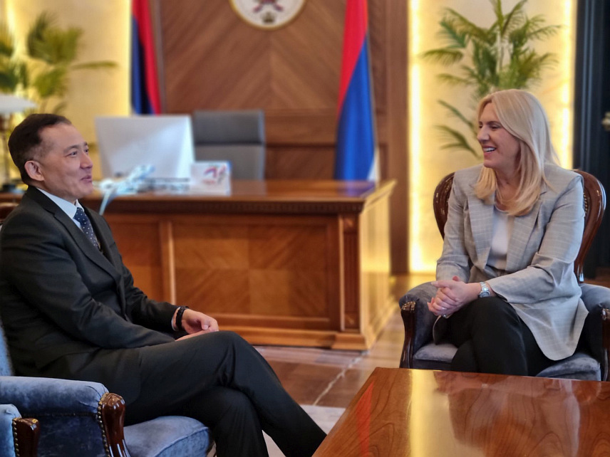 САРАЈЕВО, 29. ЈАНУАРА /СРНА/ - Српски члан Предсједништва БиХ Жељка Цвијановић разговарала је данас у Бањалуци са амбасадором Кине у БиХ Ђи Пингом.