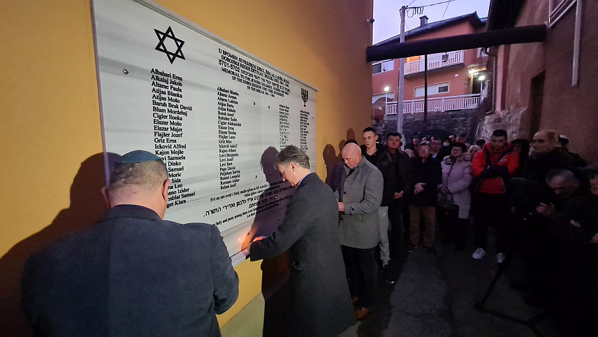 ДОБОЈ, 29. ЈАНУАРА /СРНА/ - У Јеврејском културном центру у Добоју одржана је комеморација и положени вијенци поводом Међународног дана сјећања на жртве Холокауста.