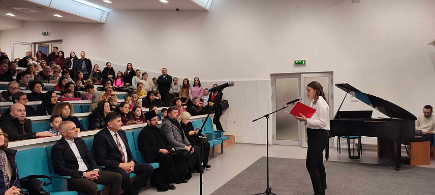 НОВИ ГРАД, 29. ЈАНУАРА /СРНА/ - Светосавска академија основних школа у Новом Граду одржана у амфитеатру Културно-образовног центра.