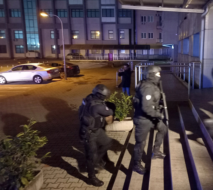 БАЊАЛУКА, 29. ЈАНУАРА /СРНА/ - Петоро ухапшених у оквиру акције "Виндоу", осумњичених за 12 тешких крађа на територији Републике Српске, спроведено је вечерас у Окружно јавно тужилаштво Бањалука.