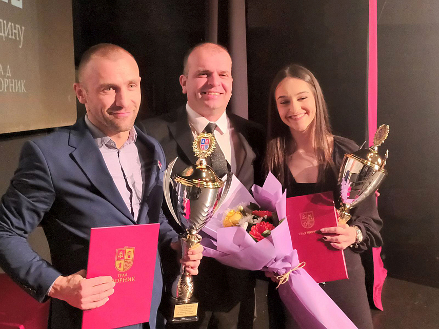 ЗВОРНИК, 29 . ЈАНУАРА /СРНА/ - Кик боксер Никола Дробњак и члан Теквондо клуба Зворник Марија Јокић проглашени су вечерас за најбоље спортисте града Зворника у 2023. годину, док је за најбољи клуб проглашен Фудбалски клуб „Јединство“ из зворничког насеља Роћевић.