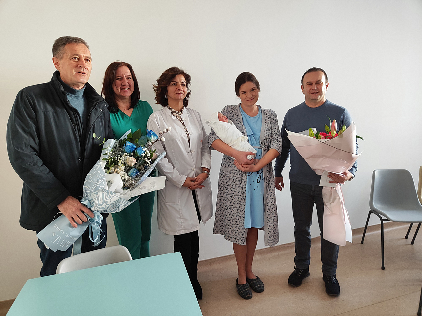 ИСТОЧНО САРАЈЕВО, 2. ЈАНУАРА /СРНА/ - Градоначелник Источног Сарајева Љубиша Ћосић и начелник општине Пале Бошко Југовић данас су у Болници "Србија" у Источном Сарајеву посјетили и даривали прву бебу рођену у 2024. години, дјечака Михајла и пожељели му срећу у животу.